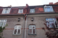 Murede redekasser til stære og spurve, hvis tag følger husets arkitektur (her med skrånende tag). © Jesper Toft